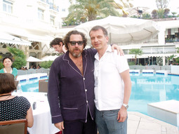 ZAGRLJAJ U MODNOJ PIDŽAMI Redatelj Schnabel u pidžami koju je kreirala njegova supruga Olatz Lopez Garmendia s Nacionalovim novinarom Deanom Sinovčićem na terasi hotela Martinez u Cannesu