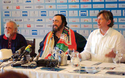 BASHKIM SHEHU na konferenciji za novinare u povodu pulskog koncerta Luciana Pavarottija sa slavnim tenorom i Dubravkom Merlićem