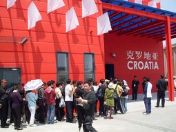 'BOLJI GRAD, BOLJI ŽIVOT' osnovna je tema izložbe Expo 2010., a kako bi izgradili izložbeni prostor nazvan Dolina sunca, Kinezi su raselili desetke tisuća obitelji i premjestili 270 tvornica