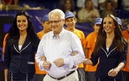 NA TENISKOM turniru u Umagu Ivo Josipović se pojavio u neuobičajeno
ležernom izdanju