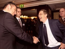 EMIL TEDESCHI tijekom
susreta s Billom Gatesom