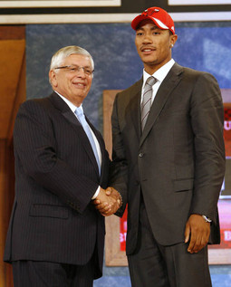 Čelni čovjek košarkaške NBA lige David Stern i prvi pick Chicago Bullsa na draftu Derrick Rose