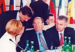 MILANOVIĆEVI ŠEFOVI 90-ih, ministar Mate Granić i njegov pomoćnik Ivo Sanader, danas o Milanoviću imaju oprečna mišljenja; na slici s Wolfgangom Schüsselom