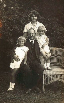 S RODITELJIMA i bratom Adrianom u Slatini 1931.
