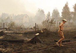 Stanovnici  u okolici Moskve bore se sa gustim dimom (Reuters)