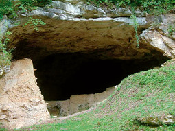 ULAZ U ŠPILJU  Vindiju pokraj Varaždina, jedno od najvažnijih nalazišta ostataka neandertalaca