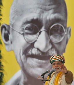 Narenda Modi, ministar indijske države Gujarat, pred plakatom Mahatme Gandhija
