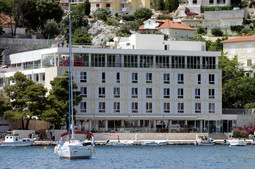 HOTEL ADRIANA, nekadašnji derutni hotel Adriatic, danas je luksuzni hotel s 50 soba i apartmana, uključujući sobe za invalide, na samoj hvarskoj rivi u vlasništvu Orco grupe