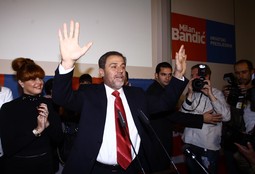 A FRESH START TO THE CAMPAIGN A few minutes after the results of the election were declared Milan Bandic started campaigning in an effort to win over the votes of the political right
