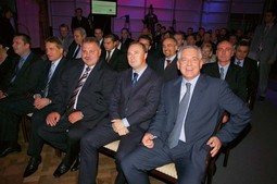 RAZDVOJENI SURADNICI Nekadašnji premijer Sanader i potpredsjednik Vlade Polančec nikad nisu bili udaljeniji - jedan
je u vili u elitnoj zagrebačkoj četvrti, drugi je u ćeliji u
predgrađu
