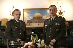 VOJSKA KAO ODRAZ DRUŠTVA Pukovnik Dražen Jonjić (lijevo) kaže da vojska nije
neka izdvojena kasta nego preslika društva
u cjelini, ali u svom se dugogodišnjem radu
u MORH-u nije sreo s osobama koje bi se
otvoreno deklarirale kao gay