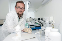 Damir Marjanović, docent na sarajevskom Institutu za genetičko inženjerstvo i biotehnologiju, u laboratoriju tvrtke Genos zadužen je za razvoj znanstvenoistraživačkog rada