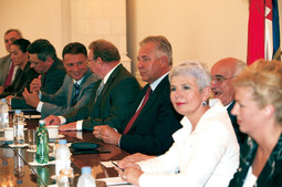 Premijer Sanader okružen suradnicima iz Vlade na prvoj sjednici nakon ljetnog odmora prošli tjedan u Zagrebu