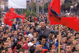 PRISTAŠE VODEĆE ALBANSKE STRANKE u Makedoniji DPA, na skupu podrške NATO-u u Tetovu; Albanci čine 25 posto stanovništva Makedonije