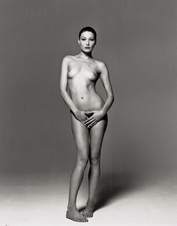 Objavljena je i njezina crno-bijela fotografija iz 1993., kada je kao manekenka slikana naga