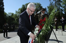 Ivo Josipović na Tuđmanovom grobu: . Photo: Anto Magzan/PIXSELL
