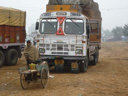 KAOS NA CESTI Vozila na nožni pogon i kamioni
pored ceste Delhi-Agra