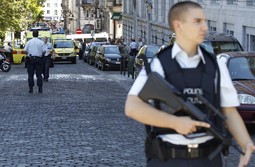 Napadač je pobjegao iz sudnice, a policija je blokirala cijelu četvrt (Foto: Reuters)