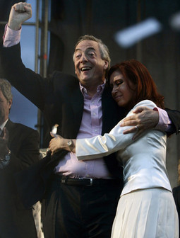 NOVA PREDSJEDNICA Argentine s dosadašnjim predsjednikom, svojim suprugom Néstorom Kirchnerom