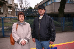 Zlatica i Mišo Zec ispred Klinike za dječje bolesti Zagreb, gdje se od zloćudng tumora jetre liječi njihov sin Nino