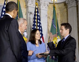 Geithner je položio prisegu pred potpredsjednikom države Joeom Bidenom u nazočnosti predsjednika Baracka Obame