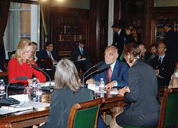 HRVATSKI PREDSJEDNIK Stjepan Mesić u rujnu 2007.
godine održao je predavanje na Globalnom summitu
kreativnog vodstva, koji je organizirala Louise Blouin