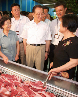 KINESKI PREMIJER Wen Jiabao u supermarketu razgovara s kupcima svinjetine o cijenama: meso je u cijelom svijetu sve skuplje zbog velikog porasta potražnje u Kini