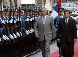 IVO SANADER posljednjih je tjedana bio izložen pritiscima iz Bruxellesa da prihvati zahtjeve Srbije i BiH, ali je, kao i predsjednik Mesić, odbio ultimatume