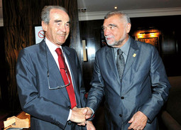HRVATSKI PREDSJEDNIK Stipe Mesić s francuskim pravnikom Robertom
Badinterom, koji je imao značajne
zasluge za međunarodno priznanje Hrvatske u avnojskim granicama