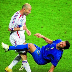 Što su njih dvojica jedan drugom rekli, ne zna se, odnosno zašto je Zidane napravio tu nesmotrenu gestu, i to u trenucima kad je utakmica bila u presudnoj završnoj fazi