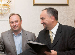 POTPREDSJEDNIK VLADE Damir Polančec, bivši predsjednik HFP-a Grga Ivezić i Hans Zollner, predsjednik CMIja, prilikom potpisivanja ugovora o privatizaciji Željezare Sisak