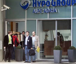 IZNENADNI UPAD ISTRAŽITELJA Istražitelji iz specijalnog
odreda austrijske policije Sonderkommando Hypo upali su u četvrtak u banku i plijenili papire, kompjutorske zapise i
hardver