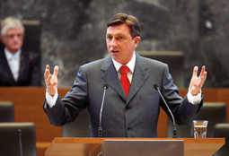 Pahor pred parlamentom brani svoj proračun