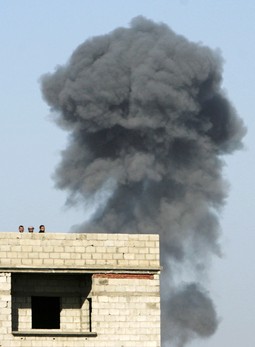 Crni oblak dima nakon bombardiranja snimljen iz Egipta