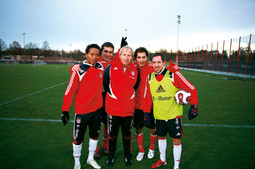 Zvonko Komes (u sredini) s Brazilcem Zé Robertom, velikom nadom njemačkog nogometa Tonijem Kroosom, Turčinom Hamitom Altintopom i Francuzom Franckom Ribéryjem prošlog tjedna u Bayernovu kampu za trening u Münchenu