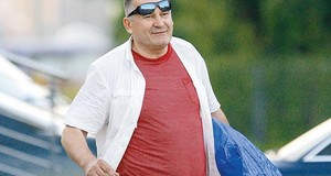 MIROSLAV KUTLE
napustio je Hrvatsku
prošle godine neposredno prije nego
mu je za slučaj Gradski
podrum dosuđena kazna
od dvije godine i osam
mjeseci zatvora