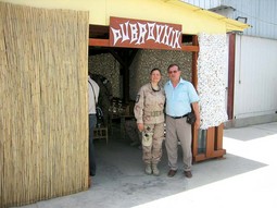 Vlasnik Birotehne
Anto Lipovac s
pripadnicom HV-a
u Afganistanu