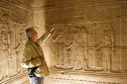 U POSJETU EGIPTU
Igor Uranić čita natpise
u hramu Kom Ombo tijekom
studijskog puta u Egiptu