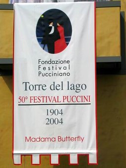 Premijerni nastup Andree Bocellija u ulozi Cavaradossija u operi Tosca održanoj 24. i 30. srpnja u talijanskom gradiću Torre del Lago, bio je centralni događaj jubilarnog 50. Puccinijevog festivala.