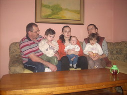 Obitelj Pejak: otac Stjepan u krilu drži 10-godišnjeg Mateja, kći Valentina sa svojim sinom Patrikom te supruga Lidija i trogodišnja Martina