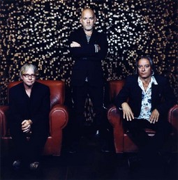 Michael Stipe, Peter Buck i
Mike Mills razišli su se nakon 15 snimljenih albuma