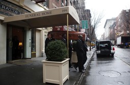 Tijelo Natashe Richardson prevezeno je u petak, 20. ožujka, iz pogrebnog doma u newyorškoj četvrti Greenwich Village prema prostorijama irsko-američkog društva, gdje je održano bdijenje