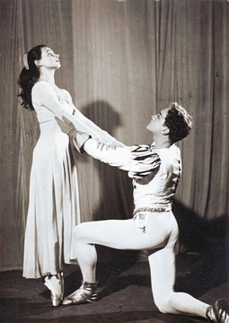 KAO JULIJA u baletu 'Romeo i Julija' u koreografiji Margarete Froman s partnerom Nenadom Lhotkom u Londonu 1955.