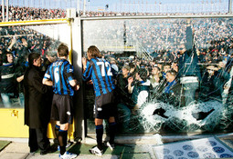 Igrači Atalante, Gianpaolo Bellini i Cristiano Doni, pokušavali su umiriti svoje navijače da ne probiju zaštitnu ogradu