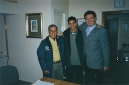 ŽIVOTNA PREKRETNICA
Suzano, Eduardo i Mamić snimljeni netom nakon potpisivanja spornog
ugovora, na početku
Eduardove karijere