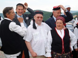 Božidar Kalmeta (u pozadini) za vrijeme otvaranje jedne od mnogih dionica autoceste. Tadašnji premijer Ivo Sanader uživa u narodnom kolu, kao i Vladimir Šeks