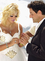 Vjenčanje Anne Nicole Smith i njezinog odvjetnika Howarda K. Sterna magazin People objavio je u listopadu 2006. i platio za njih milijun dolara