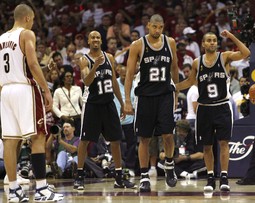 Tony Parker i Tim Duncan predvodili su Spurse do osme pobjede u nizu