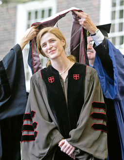 SAMANTHA POWER prima počasni doktorat na američkom sveučilištu Brown 2007. godine