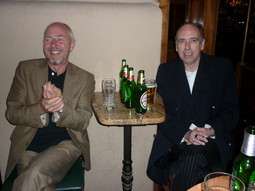 Tony James i Mick Jones uživali su u pivi u sitnim satima na terasi Bulldog puba